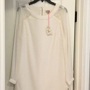 Woman’s white/cream dress